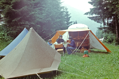 19770700-0155-K_Rumaenien 1977 - Fahrt nach Sinaia - Camping beim Hotel uebe